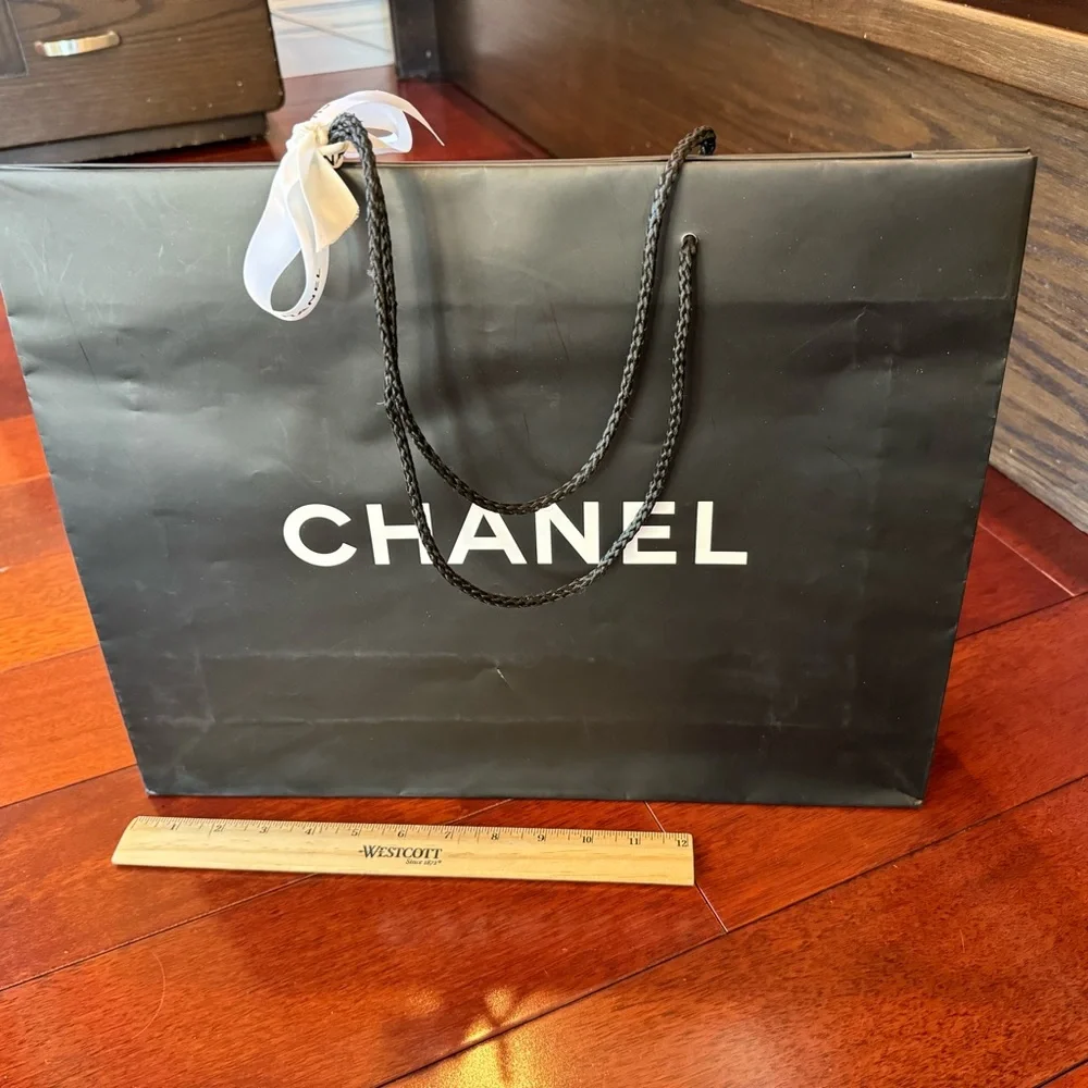 We’ve Chanel gift bag - Picture 4 of 6